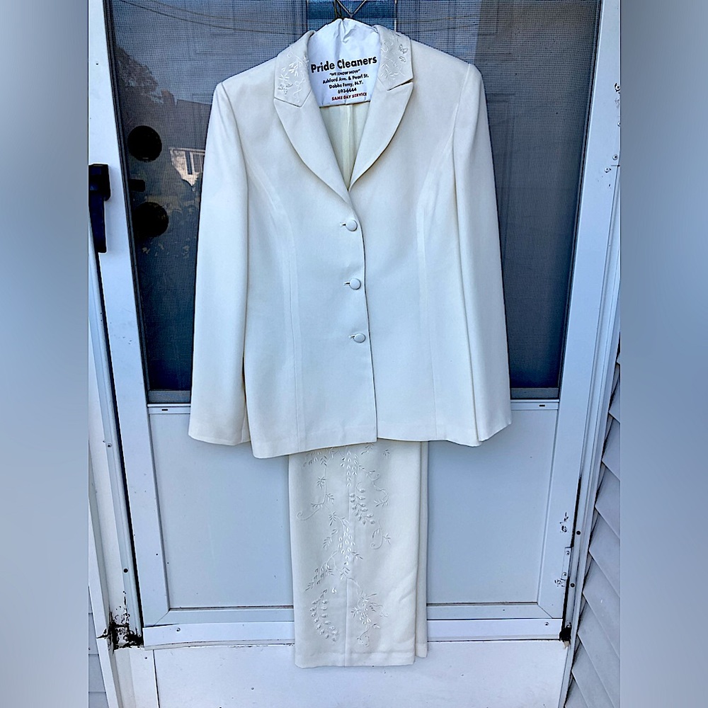 Maggy London silk pantsuit with beautiful embroidery and appliqué